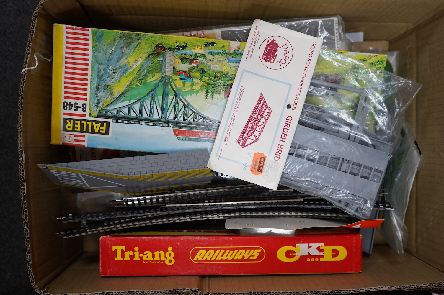 A quantity of 00 and HO gauge railway trackside accessories, modelling items, kits, a Faller viaduct, card kit buildings by Metcalfe, Hornby, SuperQuick, etc. a Dapol girder bridge kit, Hornby Scenics trees, Platform Pac